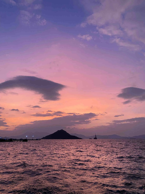 來源:小紅書 十一黃金周|遊客排隊打卡堅尼地城海旁路牌 震撼網民:人車爭位好誇張