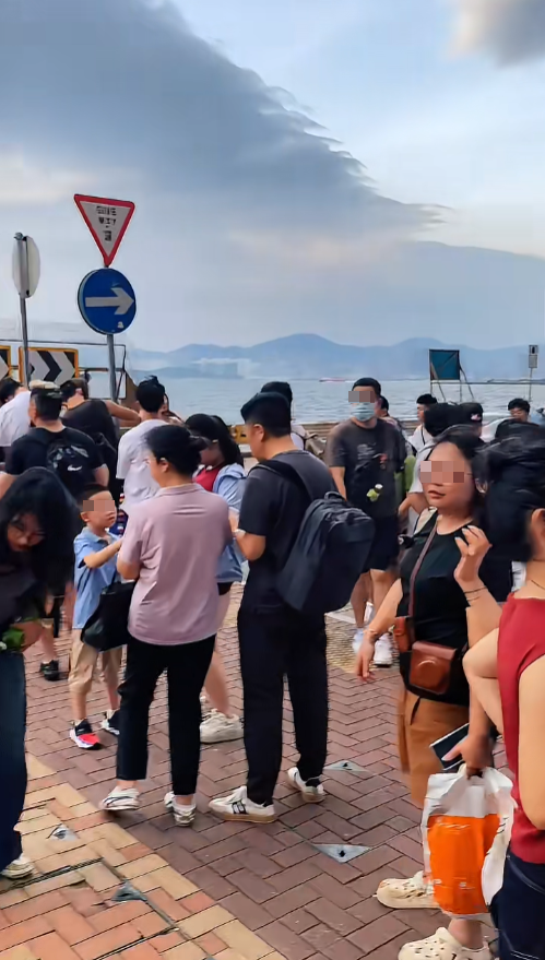 十一黃金周｜遊客排隊打卡堅尼地城海旁路牌 震撼網民：人車爭位好誇張