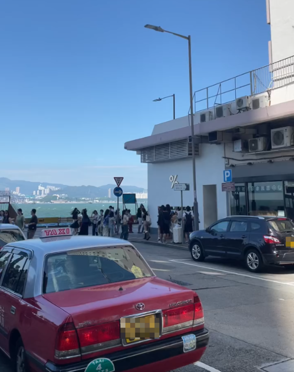 十一黃金周｜遊客排隊打卡堅尼地城海旁路牌 震撼網民：人車爭位好誇張