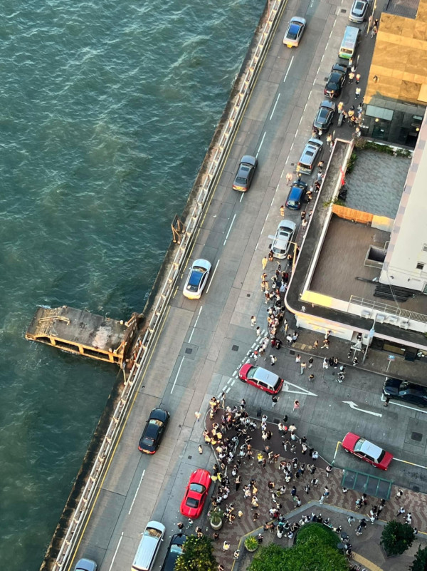 十一黃金周｜遊客排隊打卡堅尼地城海旁路牌 震撼網民：人車爭位好誇張