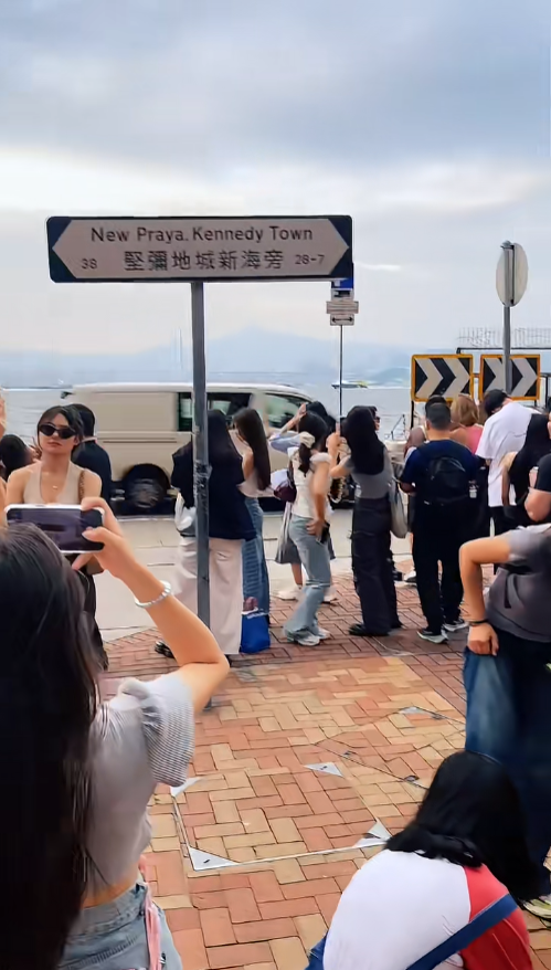 來源:小紅書 十一黃金周|遊客排隊打卡堅尼地城海旁路牌 震撼網民:人車爭位好誇張