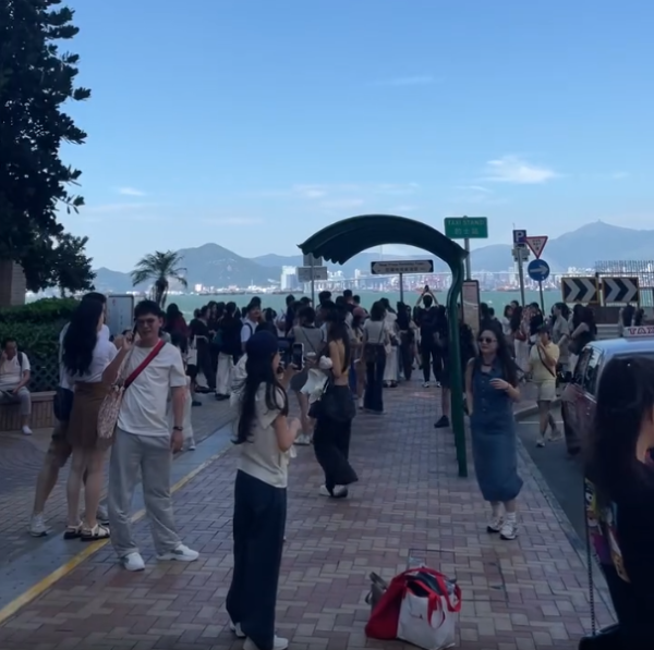 來源:Facebook@車camL 十一黃金周|遊客排隊打卡堅尼地城海旁路牌 震撼網民:人車爭位好誇張