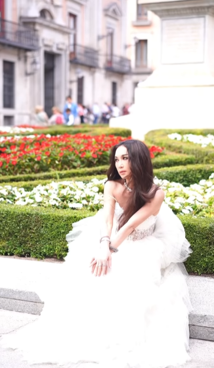 58歲溫碧霞廣州性感開騷！Bra Top短裙上陣勁歌熱舞！ 