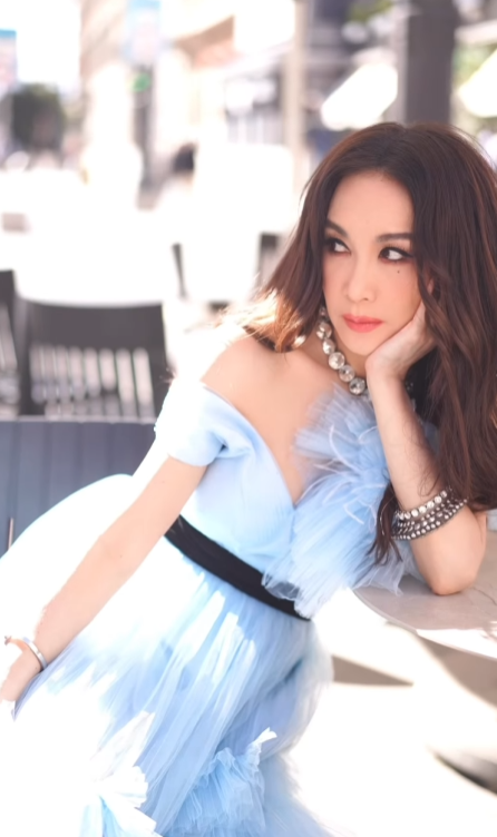 58歲溫碧霞廣州性感開騷！Bra Top短裙上陣勁歌熱舞！ 