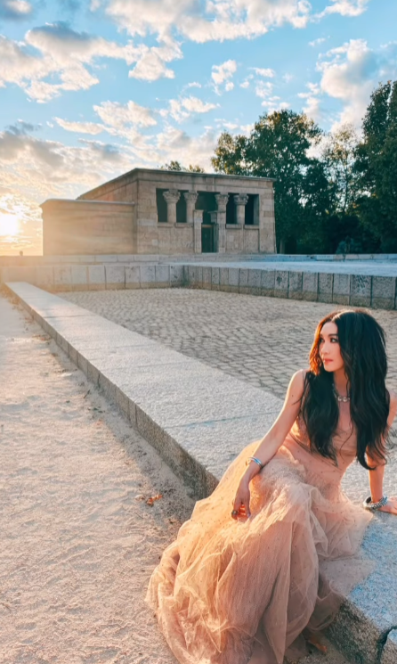 58歲溫碧霞廣州性感開騷！Bra Top短裙上陣勁歌熱舞！ 