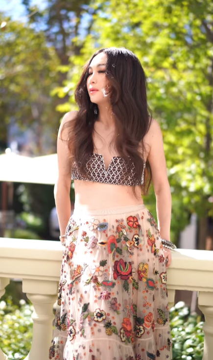 58歲溫碧霞廣州性感開騷！Bra Top短裙上陣勁歌熱舞！ 