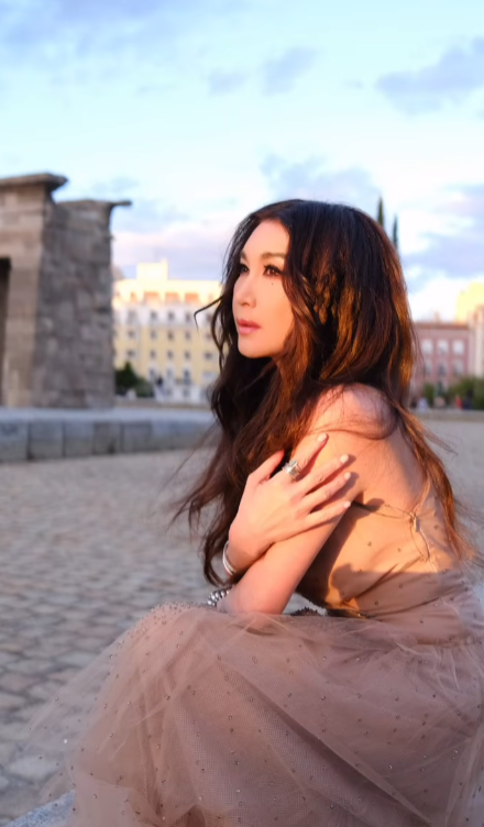 58歲溫碧霞廣州性感開騷！Bra Top短裙上陣勁歌熱舞！ 