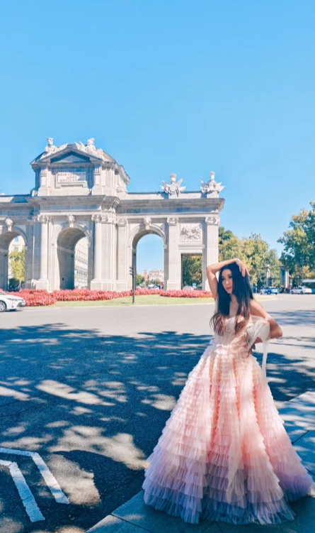 58歲溫碧霞廣州性感開騷！Bra Top短裙上陣勁歌熱舞！ 