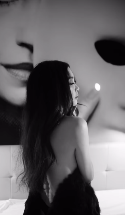 58歲溫碧霞廣州性感開騷！Bra Top短裙上陣勁歌熱舞！ 