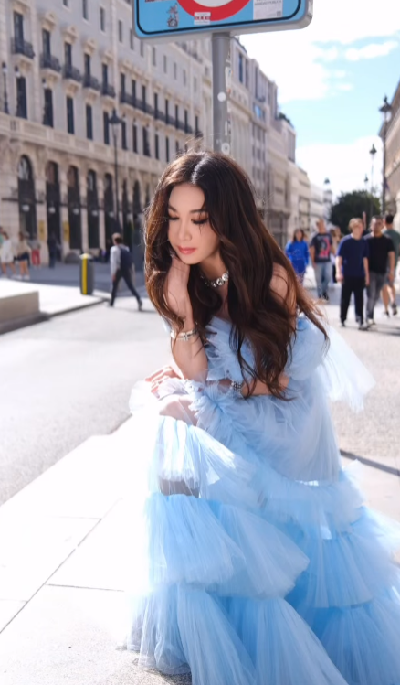 58歲溫碧霞廣州性感開騷！Bra Top短裙上陣勁歌熱舞！ 