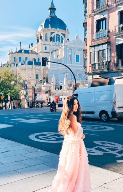 58歲溫碧霞廣州性感開騷！Bra Top短裙上陣勁歌熱舞！ 