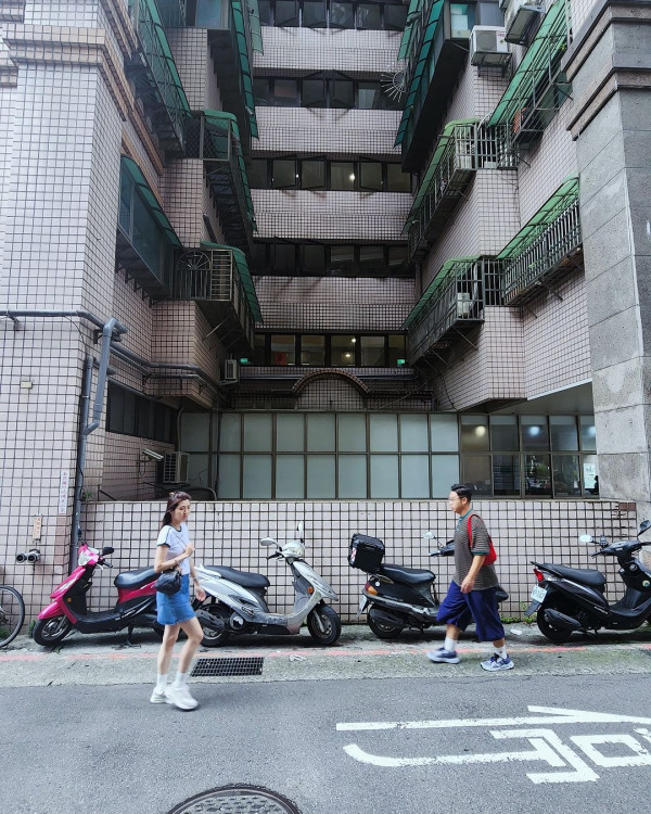 陳煒與老公結婚兩周年蜜遊日本 被熱情奈良鹿仔「攻擊」敏感部位 