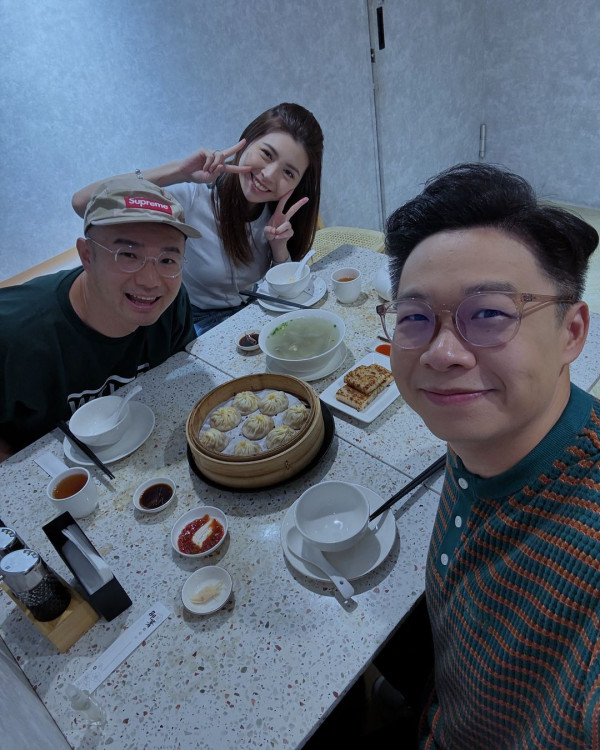 陳煒與老公結婚兩周年蜜遊日本 被熱情奈良鹿仔「攻擊」敏感部位 