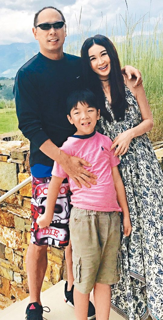 58歲溫碧霞廣州性感開騷！Bra Top短裙上陣勁歌熱舞！ 