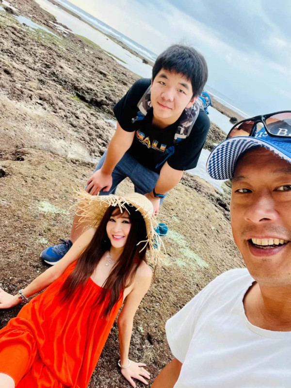 58歲溫碧霞廣州性感開騷！Bra Top短裙上陣勁歌熱舞！ 