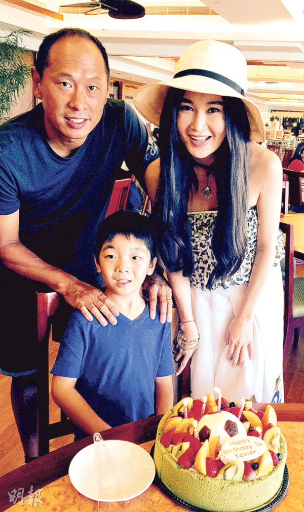 58歲溫碧霞廣州性感開騷！Bra Top短裙上陣勁歌熱舞！ 