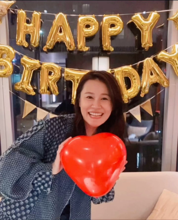 42歲黃翠如最新近照驚現牙籤腳！網民指「又瘦咗」曾被傳孕味濃 