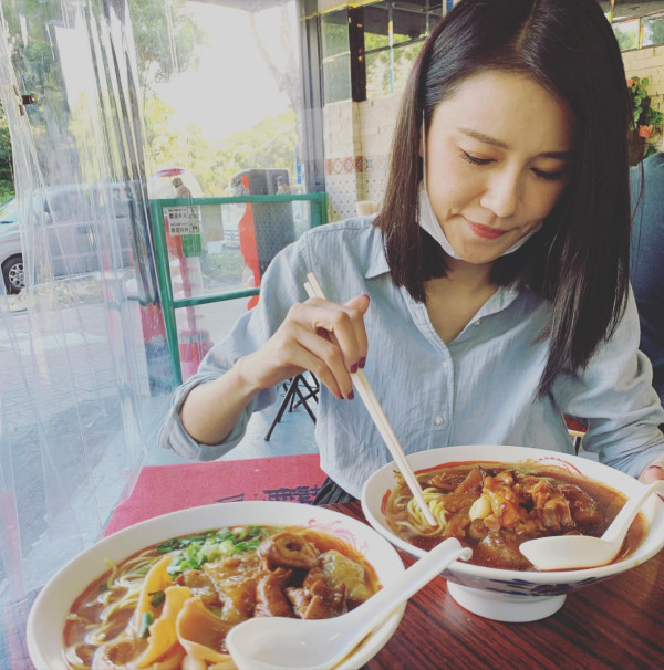 42歲黃翠如最新近照驚現牙籤腳！網民指「又瘦咗」曾被傳孕味濃 