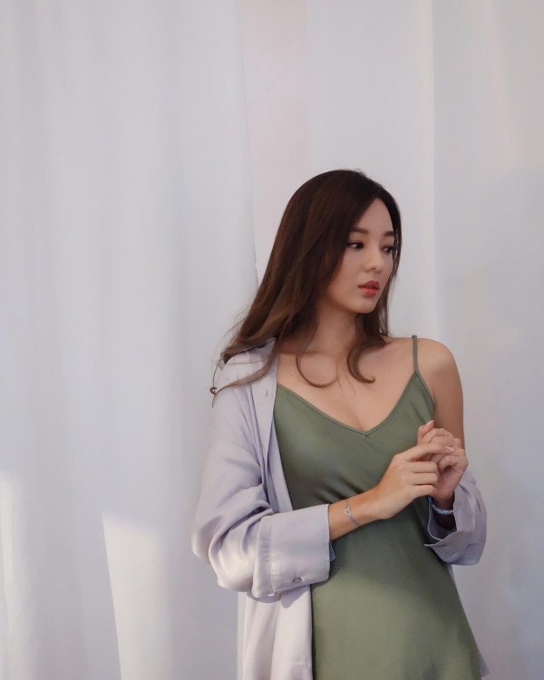 性感自摸沖泡泡浴 