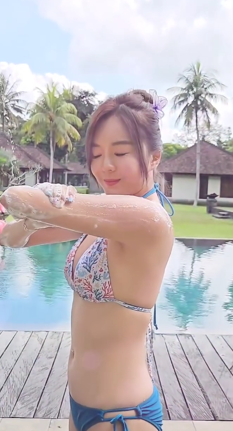 性感自摸沖泡泡浴 