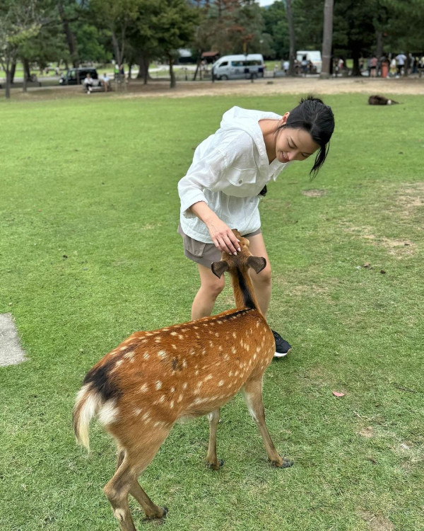 陳煒與老公結婚兩周年蜜遊日本 被熱情奈良鹿仔「攻擊」敏感部位 