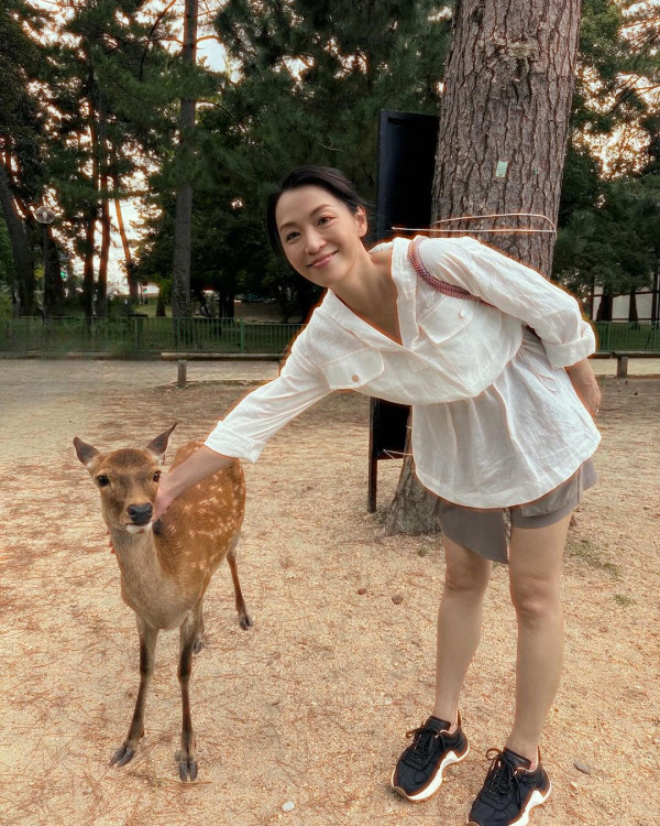 陳煒與老公結婚兩周年蜜遊日本 被熱情奈良鹿仔「攻擊」敏感部位 