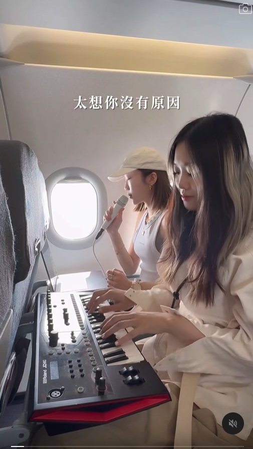 澳門歌手帶琴上飛機錄cover 獲原唱馮允謙讚好 網民反應兩極:好聽但滋擾到人