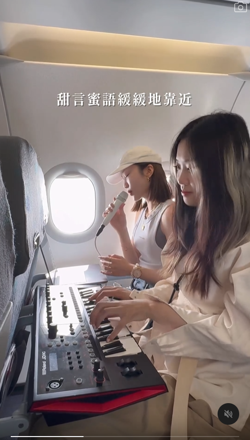 澳門歌手帶琴上飛機錄cover 獲原唱馮允謙讚好 網民反應兩極:好聽但滋擾到人