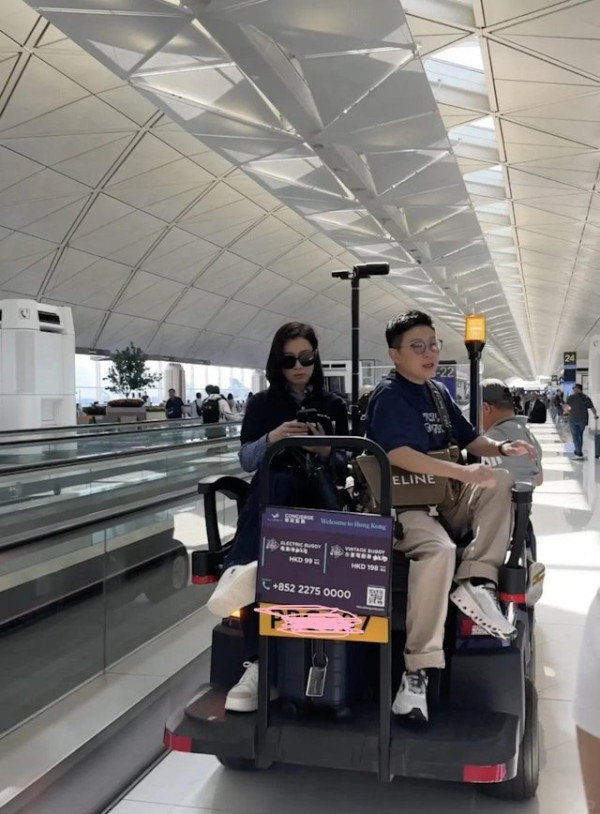 楊茜堯現身香港機場獲讚親民 身上一物被指打扮樸素慳家