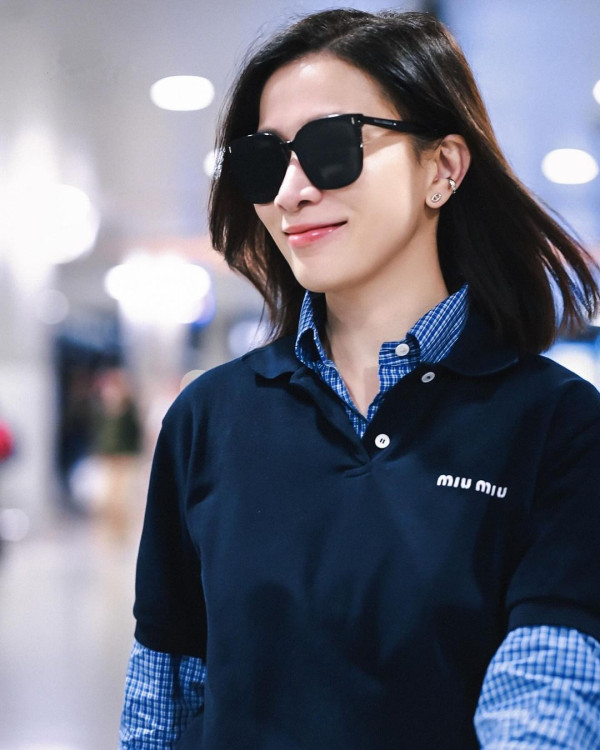 楊茜堯現身香港機場獲讚親民 身上一物被指打扮樸素慳家