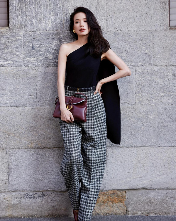 舒淇成都搭飛機返港狀態跌watt？包到冚仍難掩倦容 網友全憑一個特徵認出 