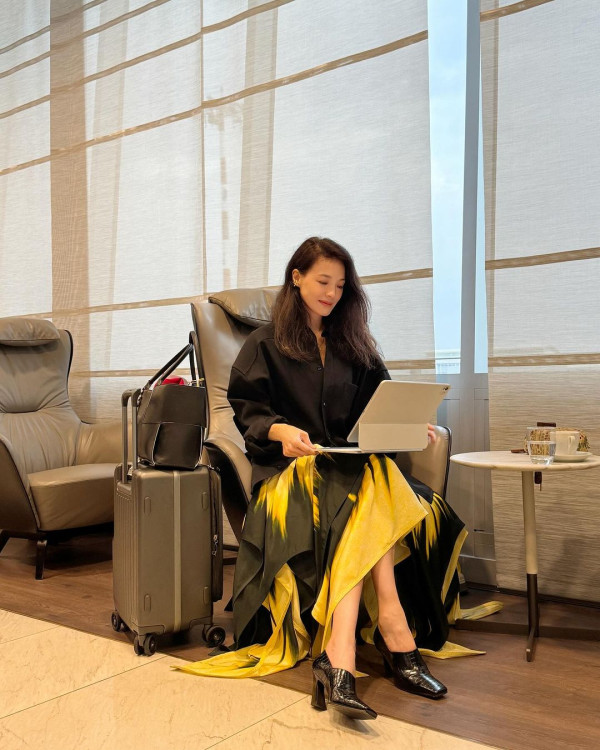 舒淇成都搭飛機返港狀態跌watt？包到冚仍難掩倦容 網友全憑一個特徵認出 