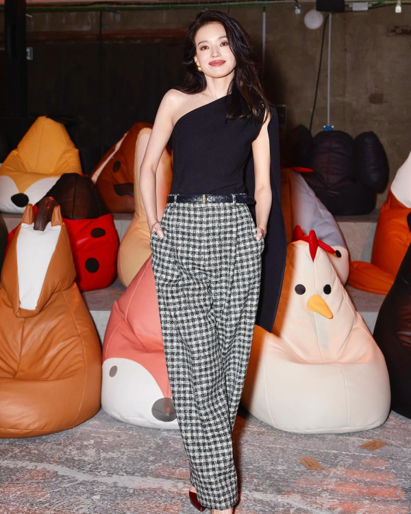 舒淇成都搭飛機返港狀態跌watt？包到冚仍難掩倦容 網友全憑一個特徵認出 