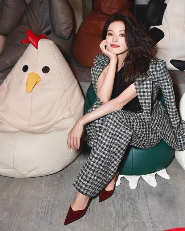 舒淇成都搭飛機返港狀態跌watt？包到冚仍難掩倦容 網友全憑一個特徵認出 