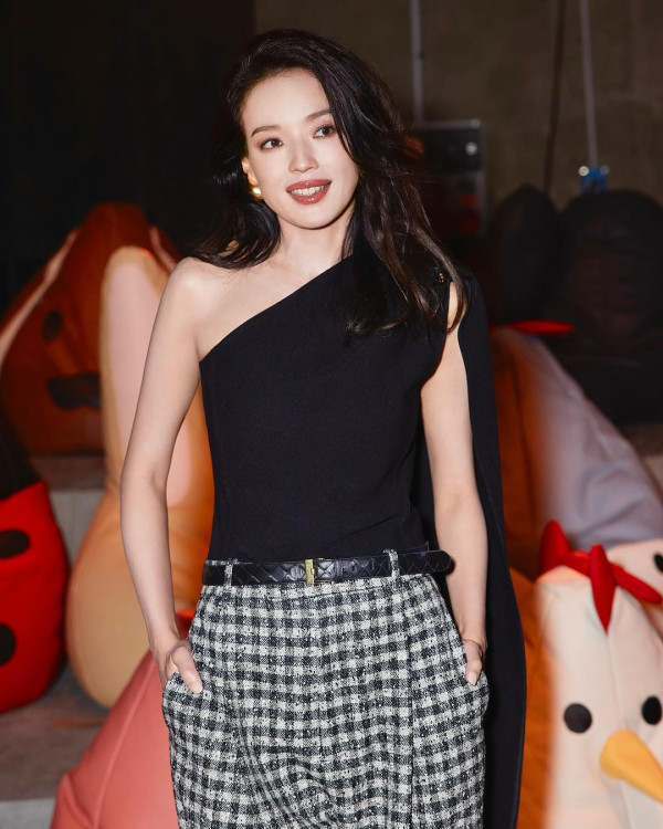 舒淇成都搭飛機返港狀態跌watt？包到冚仍難掩倦容 網友全憑一個特徵認出 