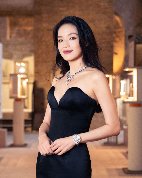 舒淇成都搭飛機返港狀態跌watt？包到冚仍難掩倦容 網友全憑一個特徵認出 