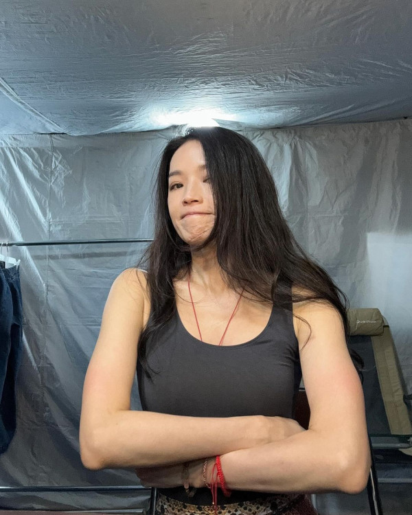 舒淇成都搭飛機返港狀態跌watt？包到冚仍難掩倦容 網友全憑一個特徵認出 