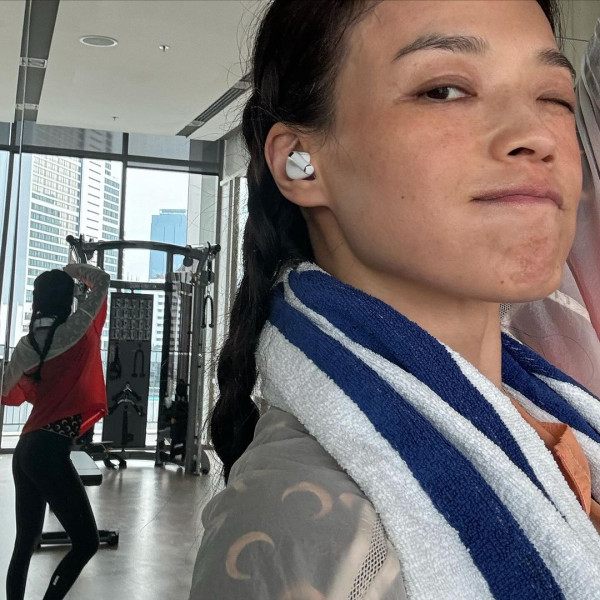 舒淇成都搭飛機返港狀態跌watt？包到冚仍難掩倦容 網友全憑一個特徵認出 