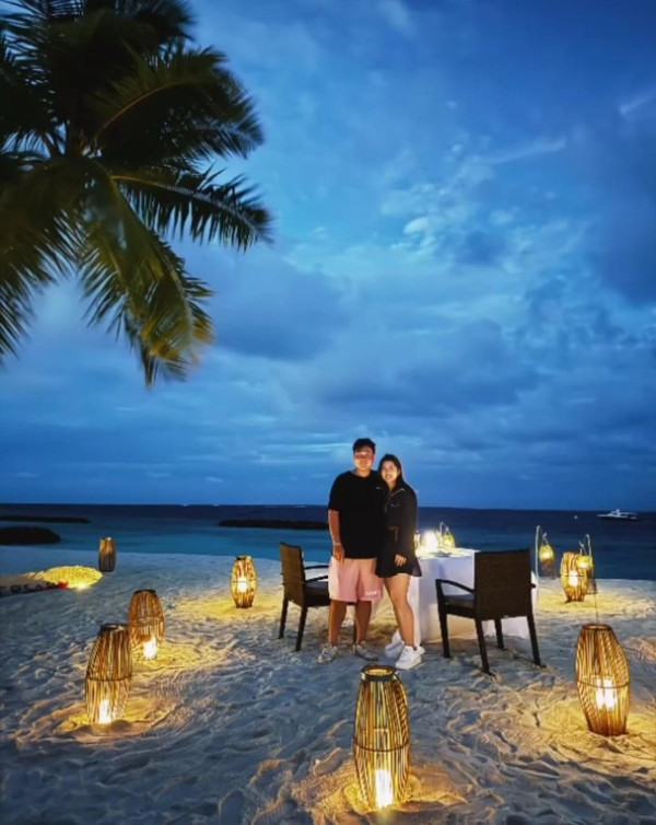 TVB小花馬爾代夫慶祝結婚1周年 大歎浪漫燭光晚餐/超奢華水上Villa 