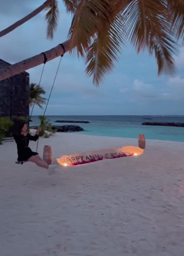 TVB小花馬爾代夫慶祝結婚1周年 大歎浪漫燭光晚餐/超奢華水上Villa 