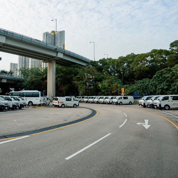 【學車考牌步驟】學費/排期/考試路線！私人師傅vs駕駛學院？私家車牌/貨Van牌？棍波/自動波？