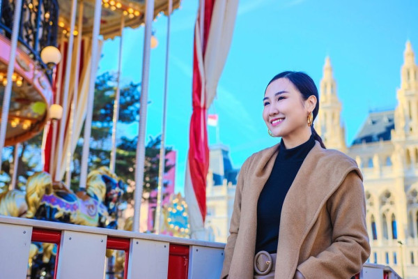 40歲鄧麗欣遊西藏曬零妝自拍照 網友讚「女人天花板」:素顏仲靚過化妝