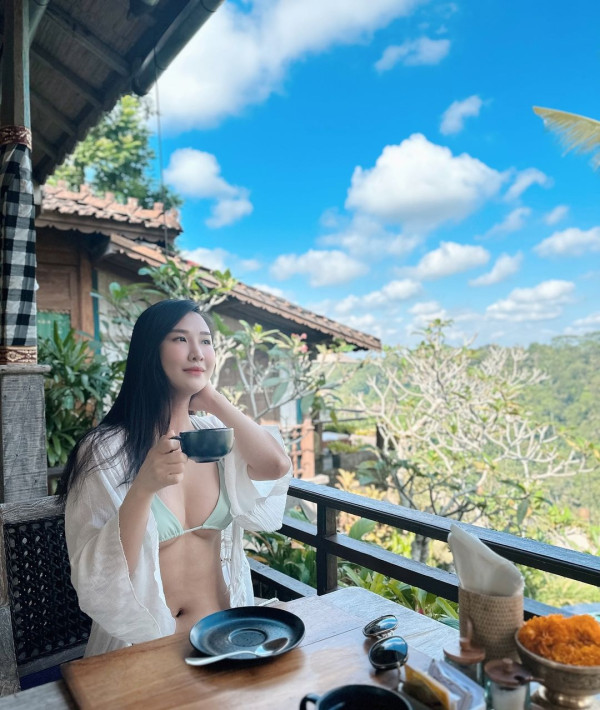 40歲鄧麗欣遊西藏曬零妝自拍照 網友讚「女人天花板」:素顏仲靚過化妝