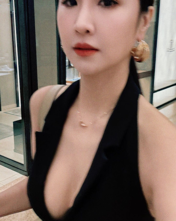 40歲鄧麗欣遊西藏曬零妝自拍照 網友讚「女人天花板」:素顏仲靚過化妝