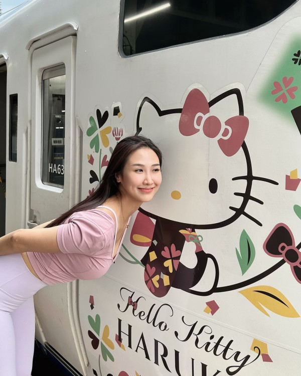 40歲鄧麗欣遊西藏曬零妝自拍照 網友讚「女人天花板」:素顏仲靚過化妝