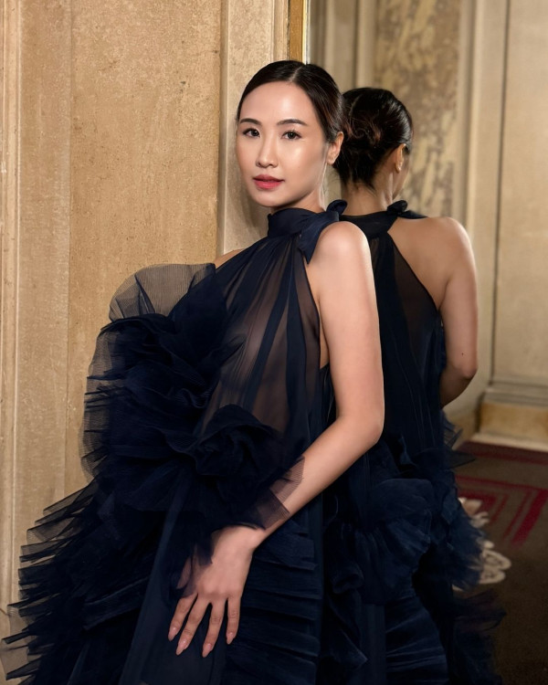 40歲鄧麗欣遊西藏曬零妝自拍照 網友讚「女人天花板」:素顏仲靚過化妝