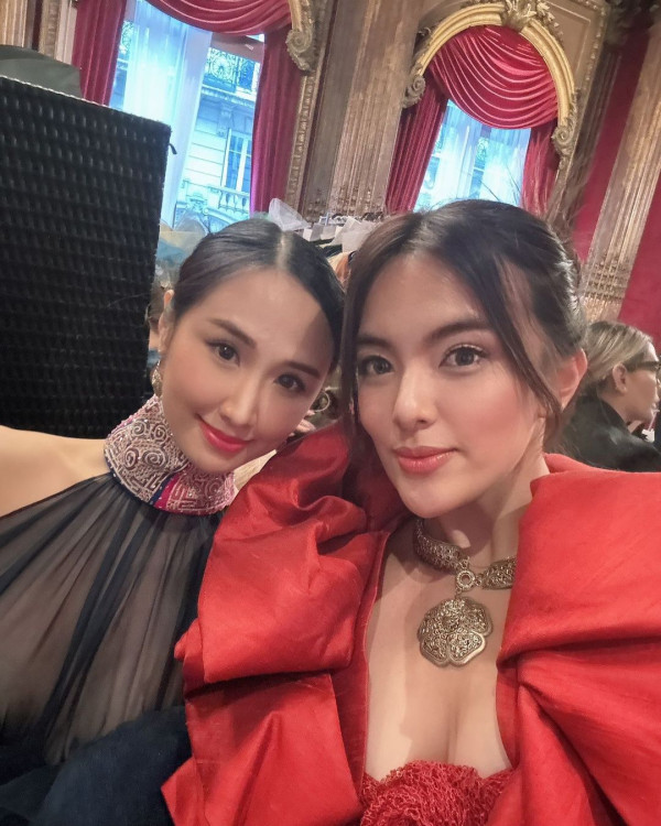 40歲鄧麗欣遊西藏曬零妝自拍照 網友讚「女人天花板」:素顏仲靚過化妝