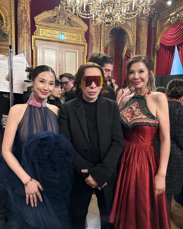 40歲鄧麗欣遊西藏曬零妝自拍照 網友讚「女人天花板」:素顏仲靚過化妝