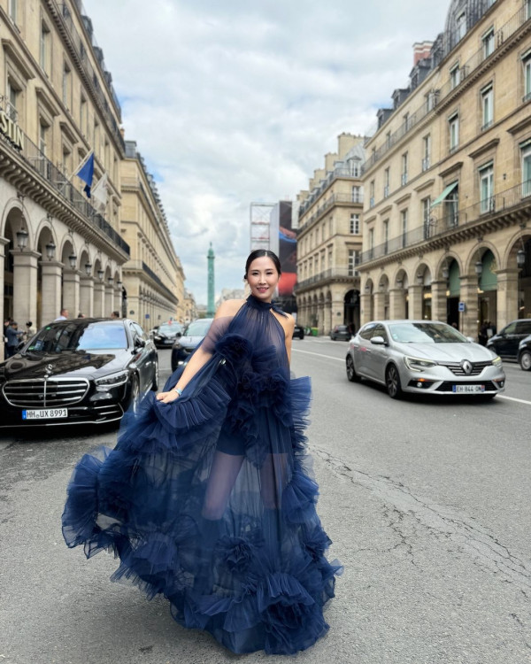 40歲鄧麗欣遊西藏曬零妝自拍照 網友讚「女人天花板」:素顏仲靚過化妝