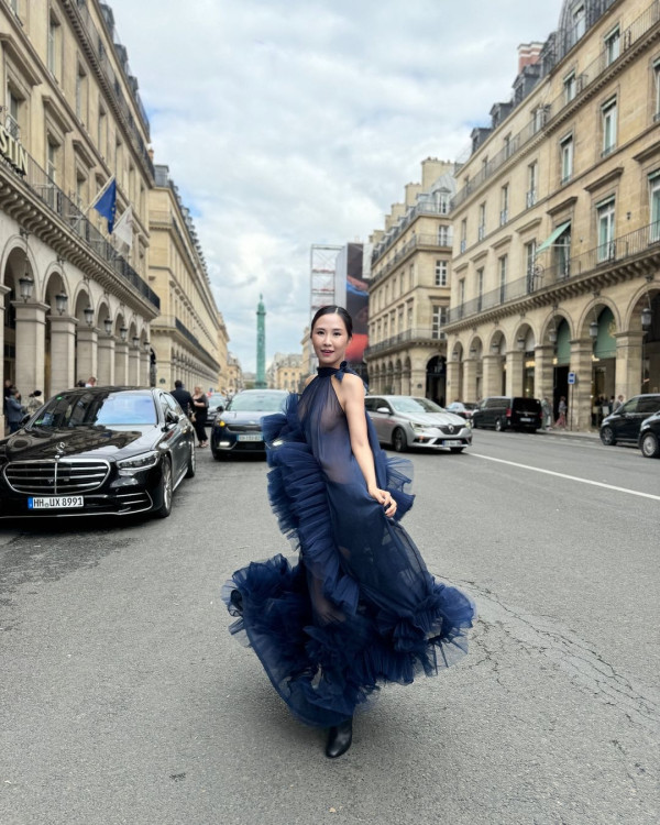 40歲鄧麗欣遊西藏曬零妝自拍照 網友讚「女人天花板」:素顏仲靚過化妝